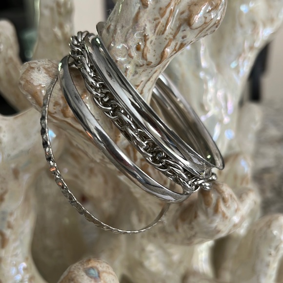 Set Of 4 Silver Tone Bangle Bracelets - Picture 1 of 3